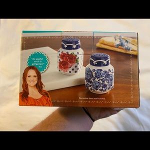 Brand New Pioneer Woman Salt and Pepper Shaker Set